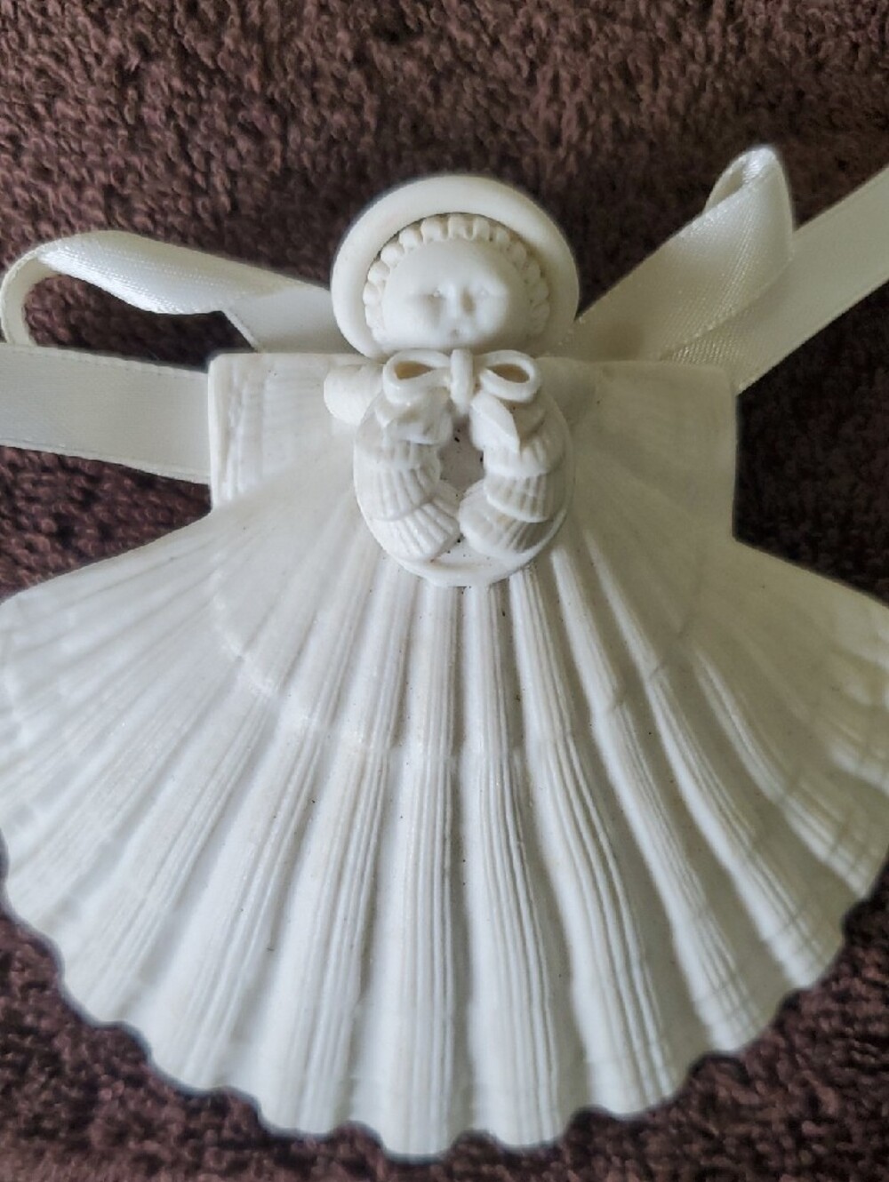 Margaret Furlong Shell Wreath Angel Ornament 1985 White Bisque RARE - Picture 2 of 6